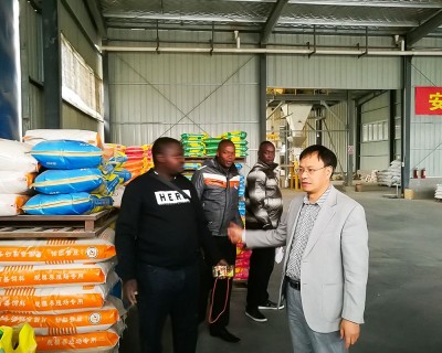 Clientes africanos visitam a oficina de produção de alimentos para suínos da Parkson